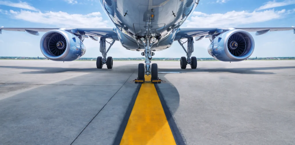 Underside af passagerfly på landingsbane hos Dansk Pilotuddannelse